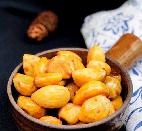 简单易学的糖蒜做法（一次学会，让你的菜肴更美味）