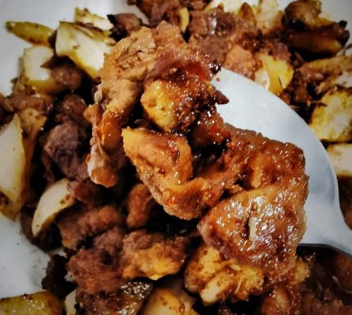 简单易学的碳烤羊肉做法（快速掌握的炭火烤羊肉技巧，让你一秒变身烤肉达人！）