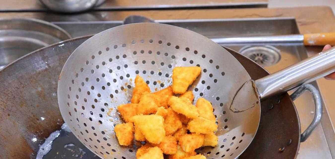 黄金豆腐，美味不容错过！（手把手教你制作，黄金豆腐的魅力让你欲罢不能！）