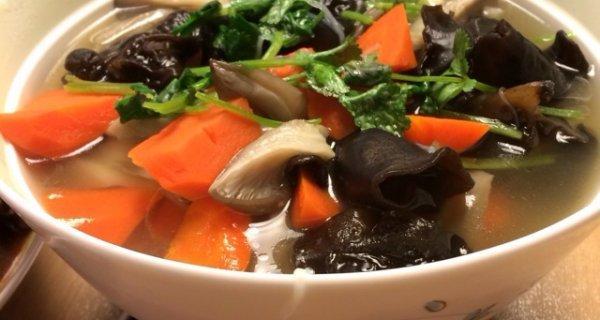 自制什锦三鲜鸭汤——营养美味、舒缓身心的佳品（一份家常鸭汤，暖胃养心，更能为你的健康护航）