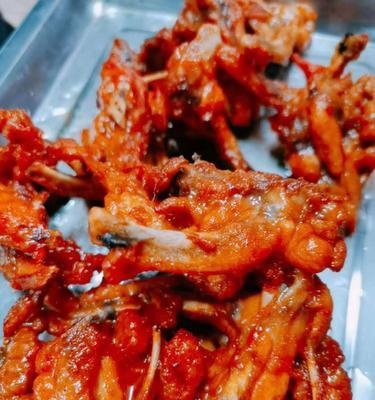 自制三道鸡品美味的做法（尝试做出口感嫩滑、香气四溢的美味佳肴！）