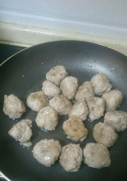 自制美味肉丸子的制作秘籍（从选材到烹饪，做一份鲜嫩多汁的肉丸子）