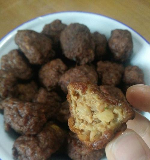自制美味肉丸子的制作秘籍（从选材到烹饪，做一份鲜嫩多汁的肉丸子）