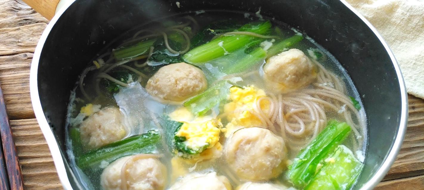 自制肉丸子白菜汤——家庭美食的经典之选（营养丰富，味道鲜美的一道汤菜）