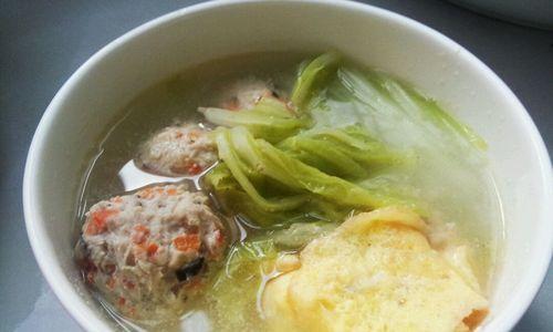 自制肉丸子白菜汤——家庭美食的经典之选（营养丰富，味道鲜美的一道汤菜）