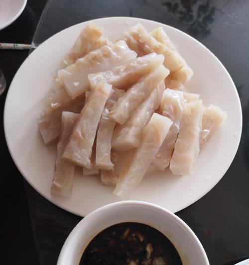 自制肉皮冻的做法——冬季美食（用猪蹄和鸡脚，做出香味鲜美的肉皮冻）