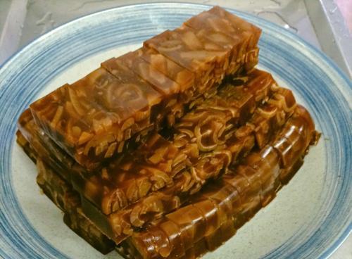 自制肉皮冻的做法——冬季美食（用猪蹄和鸡脚，做出香味鲜美的肉皮冻）