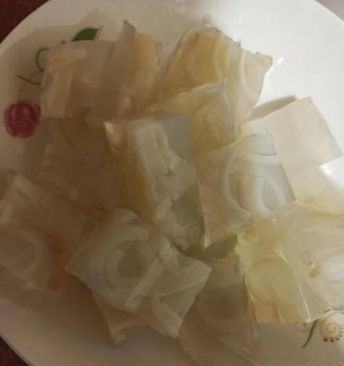 自制肉皮冻的做法——冬季美食（用猪蹄和鸡脚，做出香味鲜美的肉皮冻）