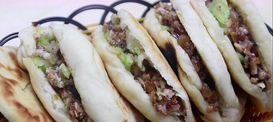 自制肉夹馍的做法（从面饼到肉馅，打造最地道的西安味道）
