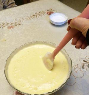 自制戚风蛋糕的完美做法（一步一步教你做出松软绵密的戚风蛋糕）