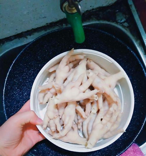 手把手教你制作美味泡爪（以自制泡爪的做法为主题，轻松打造酥脆爽口的小吃美食）
