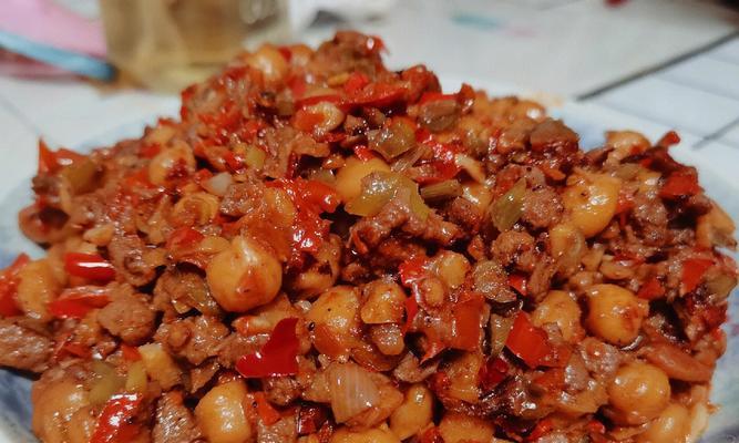 自制牛肉辣酱的做法（辣味十足的美食佳品，教你轻松DIY）