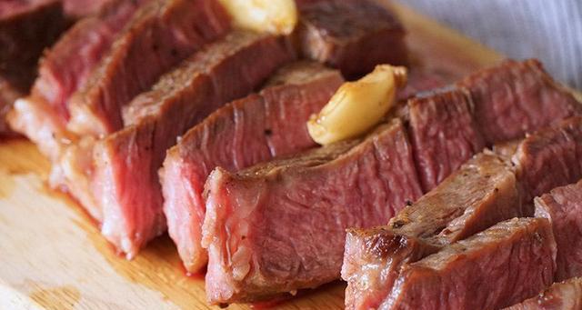 自己动手，做出美味牛排（从选肉到煎烤，教你制作最好吃的牛排）