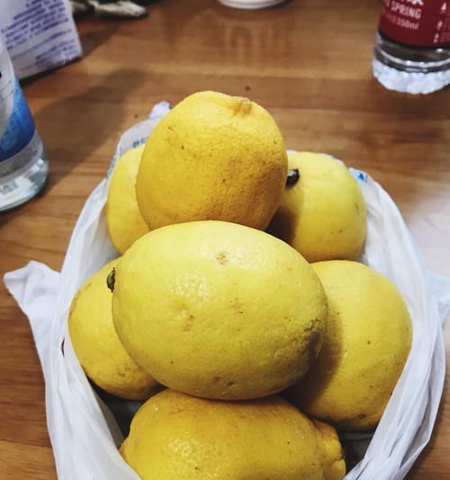 自制柠檬酵素（从原料到制作，一步步教你制作纯天然的柠檬酵素）