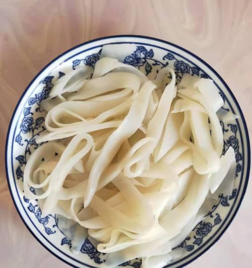 自制米皮的做法（一步步教你制作美味的米皮）