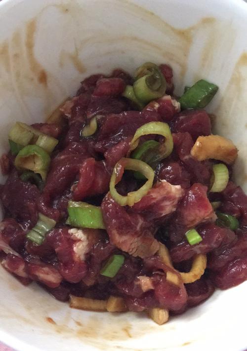 自制美味牛肉串的做法（掌握精湛技巧，轻松制作）