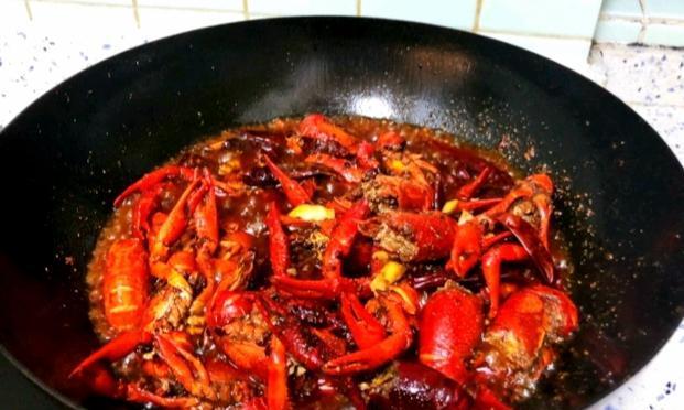 自制麻辣小龙虾，让你在家也能品尝正宗美味（学习这些技巧，制作麻辣小龙虾也不是难事）
