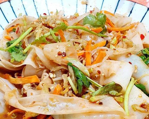 自制凉皮，夏天必备美食（家庭自制凉皮的简单做法）