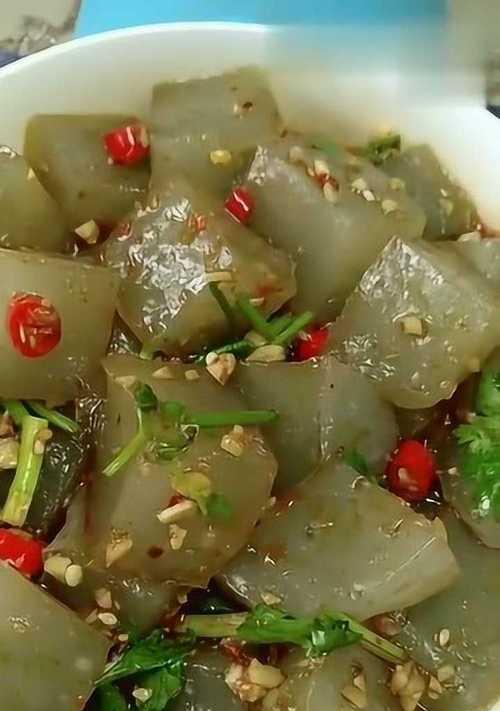 自制凉粉洗面，让肌肤清爽无比（用自制凉粉洗面，清洁护肤两不误）