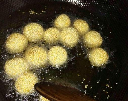 紫薯小麻团的制作方法（简单易学，健康美味）