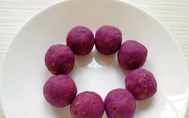 紫薯馅月饼的制作方法（做出美味的紫薯馅月饼）