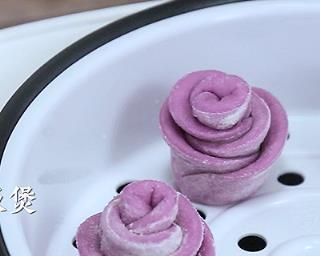 紫薯玫瑰馅饼的制作方法（用紫薯和玫瑰花瓣做出精致美味的饼点）