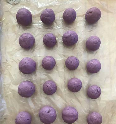 紫薯麻团的制作方法（用紫薯来制作美味麻团，营养又美味！）