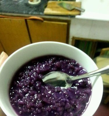 制作紫暑粥的做法（以紫薯为主材料，享受炎炎夏日的清爽）