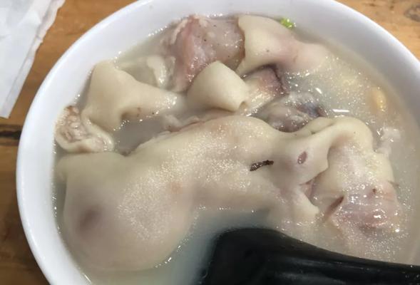 紫砂锅煲雪豆猪蹄汤，营养滋补又美味（做法详解，让你轻松煲出好汤）