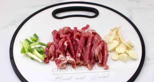 以孜然炒肉，美味不容错过！（学会孜然炒肉的小技巧，让你的家常菜更出彩！）