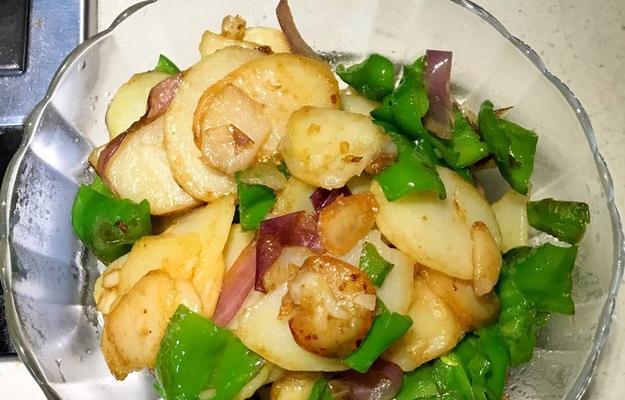 孜然包菜洋葱，香气扑鼻的美味佳肴（用简单的材料，做一道鲜香可口的佳肴）