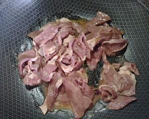 猪心美食探秘（传承家乡味道，以煮猪心为主角的美食故事）