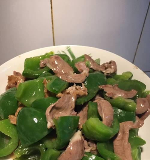 猪心美食探秘（传承家乡味道，以煮猪心为主角的美食故事）