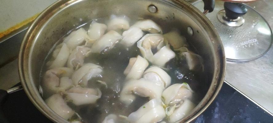 煮出美味小混沌汤的秘诀（传授小混沌制作技巧，让你轻松享受美食）