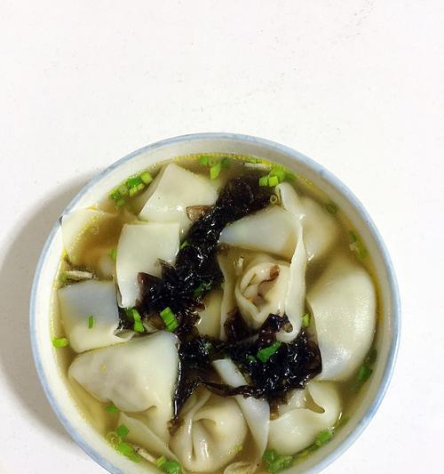 煮出美味小混沌汤的秘诀（传授小混沌制作技巧，让你轻松享受美食）