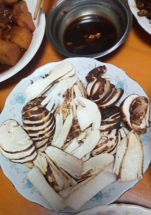 品尝清香滋味以煮菌子为主题的美食之旅（探寻菌子的烹调奥秘，共享大自然的味道）