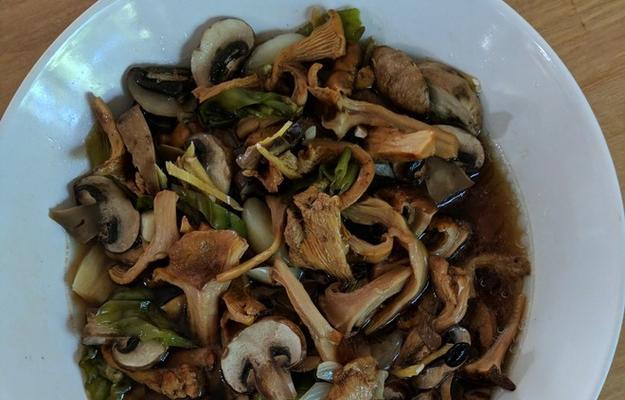 油菌美食大全——以煮鸡油菌的做法为主题（健康美味的鸡油菌佳肴，让你欲罢不能）