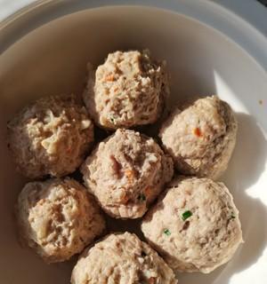 学会制作美味的猪肉鱼丸（以猪肉为主料，轻松制作鲜嫩可口的鱼丸）