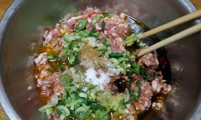 猪肉香莱馅饺子的制作方法（做出美味鲜香的饺子，送暖冬日的味道）