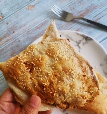 猪肉香葱榨菜锅盔的制作方法（传统美味，口感十足）