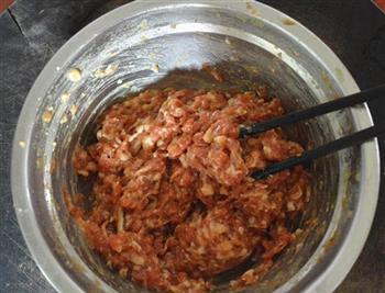 以猪肉为主食材，添加香葱作为调味品，制作出口感极佳的馅料。主要为“猪肉香葱馅”。