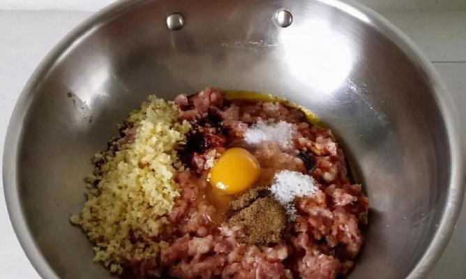 以猪肉为主食材，添加香葱作为调味品，制作出口感极佳的馅料。主要为“猪肉香葱馅”。