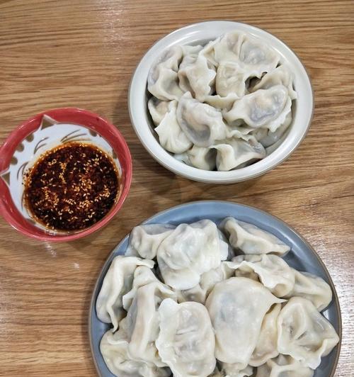 自制美味猪肉虾仁韭菜水饺（用新鲜食材轻松制作，让味蕾尽情享受）