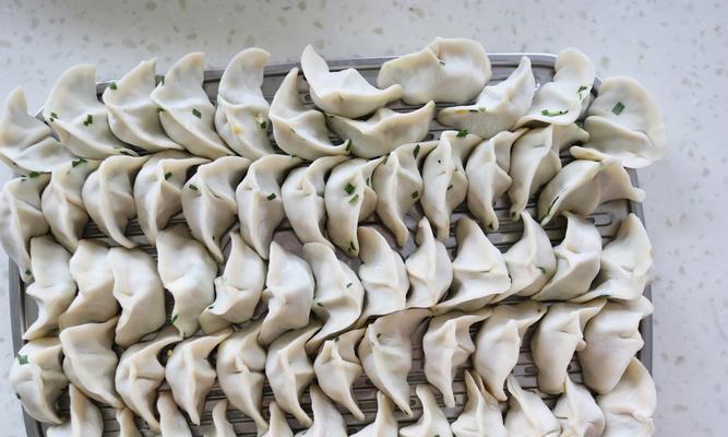 美味可口的猪肉西葫芦韭菜饺子（自制饺子的乐趣和技巧，让味蕾体验满分）