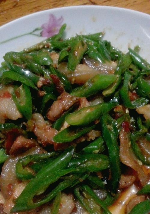 美味健康——猪肉丝炒青椒的做法（轻松学会猪肉丝炒青椒的秘诀，健康美味无负担！）