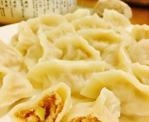 享受美味，做一份猪肉秋葵馅水饺（秘制做法，口感绝佳的水饺；猪肉秋葵馅，美味与营养兼备）