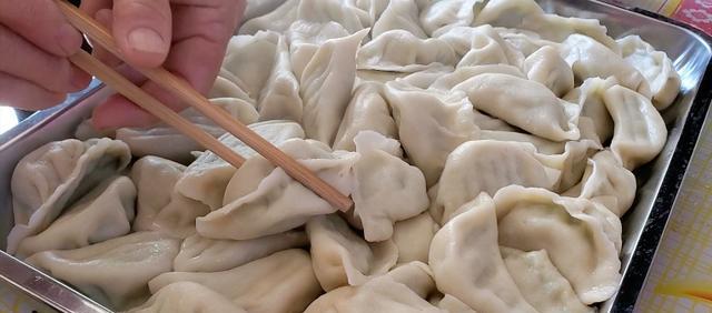 家常猪肉青椒馅饺子的制作方法（营养美味的饺子，一学就会！猪肉青椒馅饺子制作技巧详解）