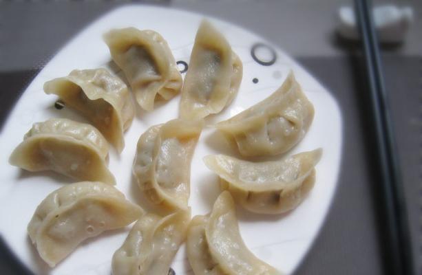 用猪肉芹菜做出美味蒸饺（15步教你制作口感鲜美的蒸饺）