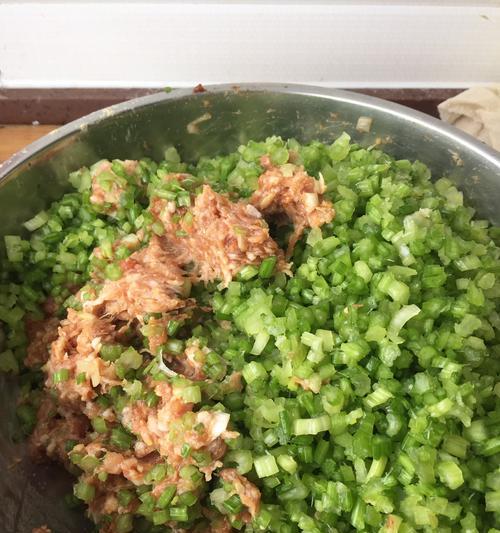 猪肉芹菜大葱馅煎饺的制作方法（美味可口的家常小吃）