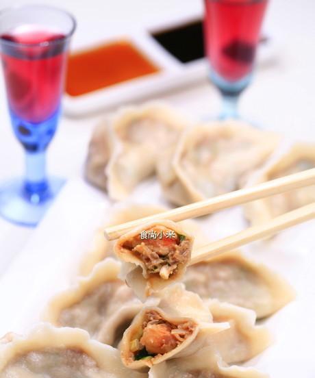 猪肉芹菜大葱馅煎饺的制作方法（美味可口的家常小吃）